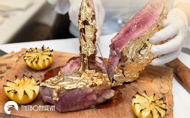 Thưởng thức món thịt bò dát vàng tại L'amour Steak