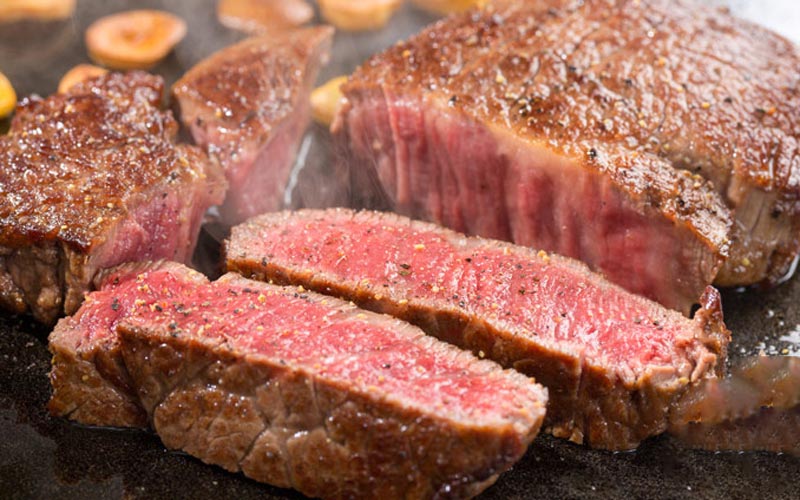 Steak làm từ thăn nội bò Wagyu Nhật Bản A5