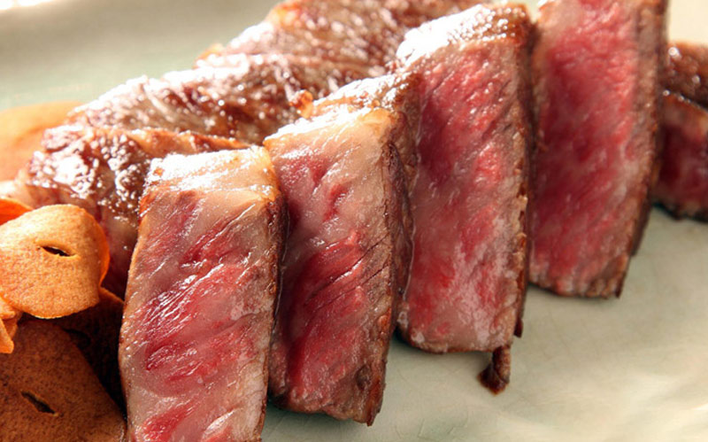 Steak làm từ thăn ngoại bò Wagyu Nhật Bản A5