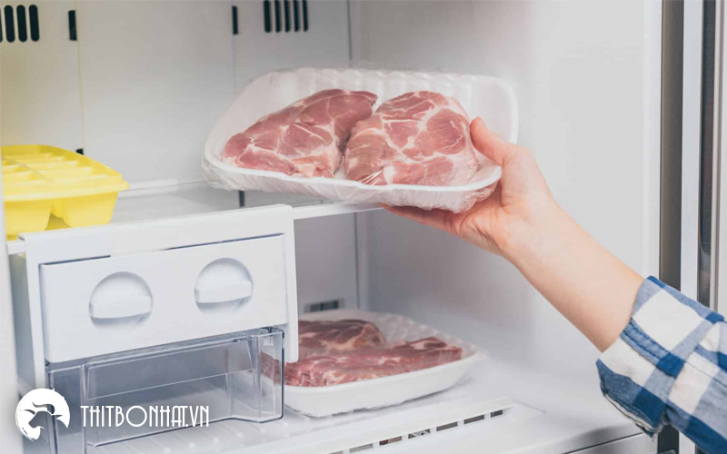 Bọc kín thịt bò để bảo quản trong tủ lạnh