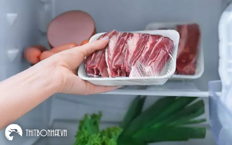 Rã đông thịt bò trong ngăn mát tủ lạnh