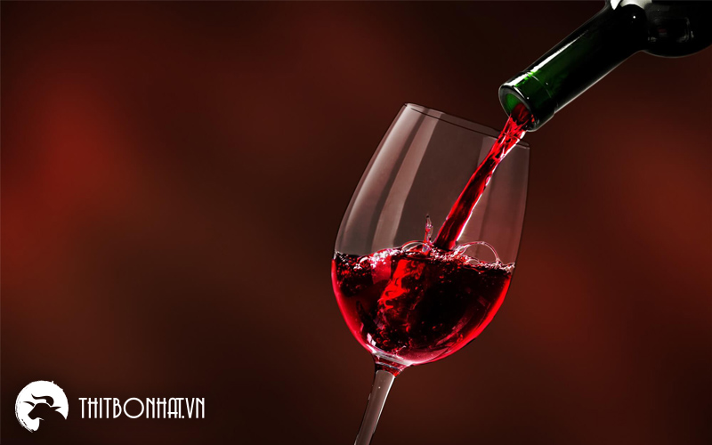 Rượu vang đỏ với vị chát nhẹ phù hợp với phần Steak Tenderloin