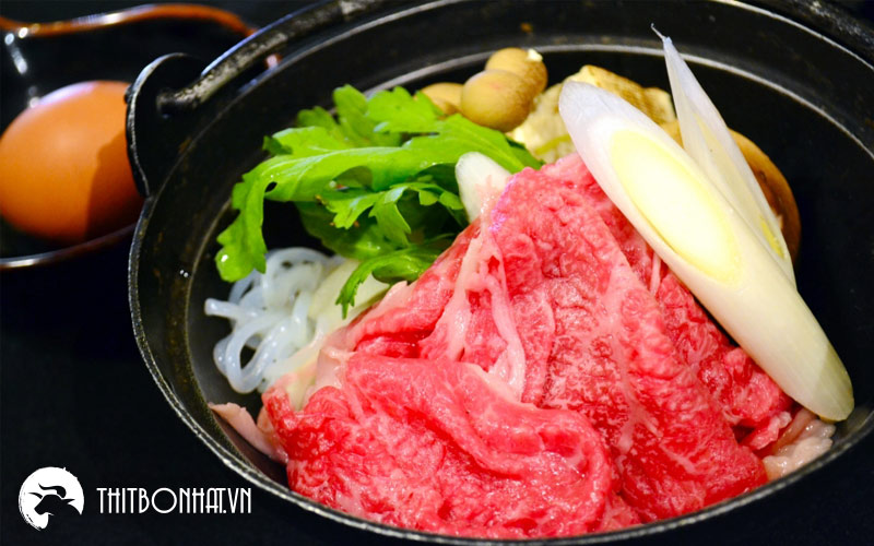 Sukiyaki là món lẩu nổi tiếng Nhật Bản