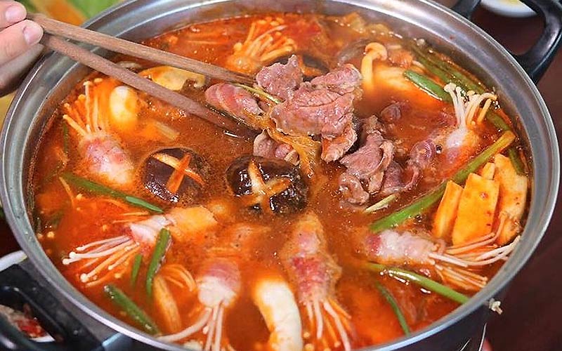 lẩu bò nấm chua cay