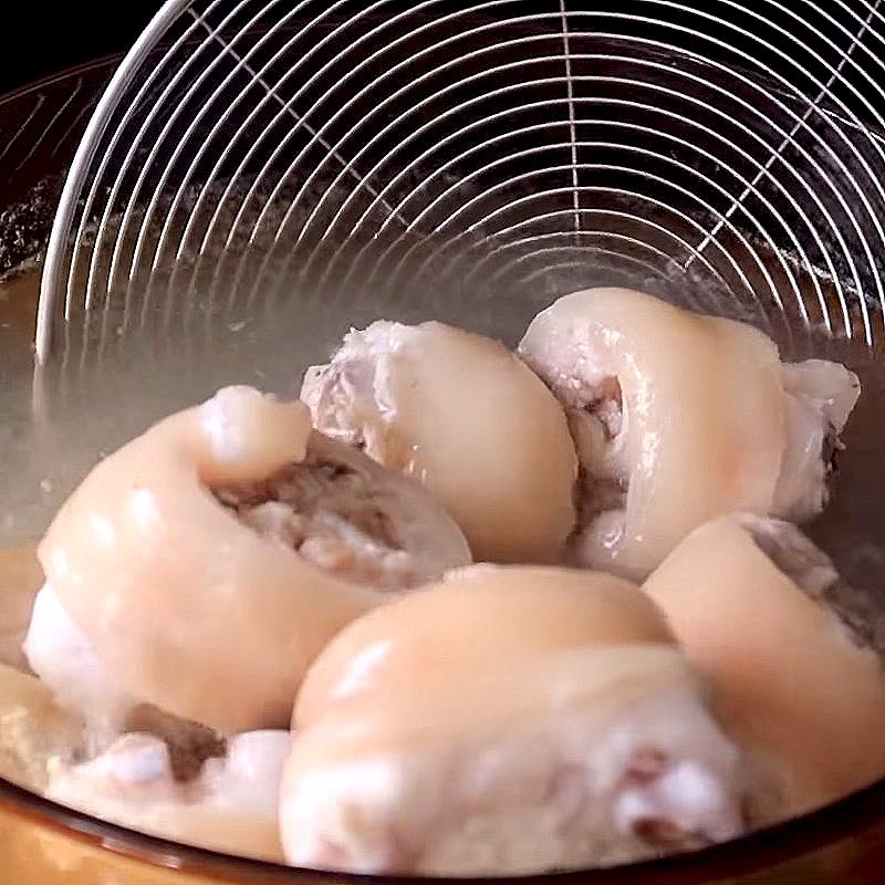 Luộc chân giò Luộc chân giò